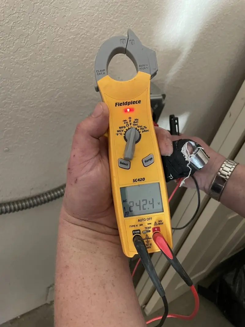 Voltage testing with clamp meter during Generator Installation in Citrus